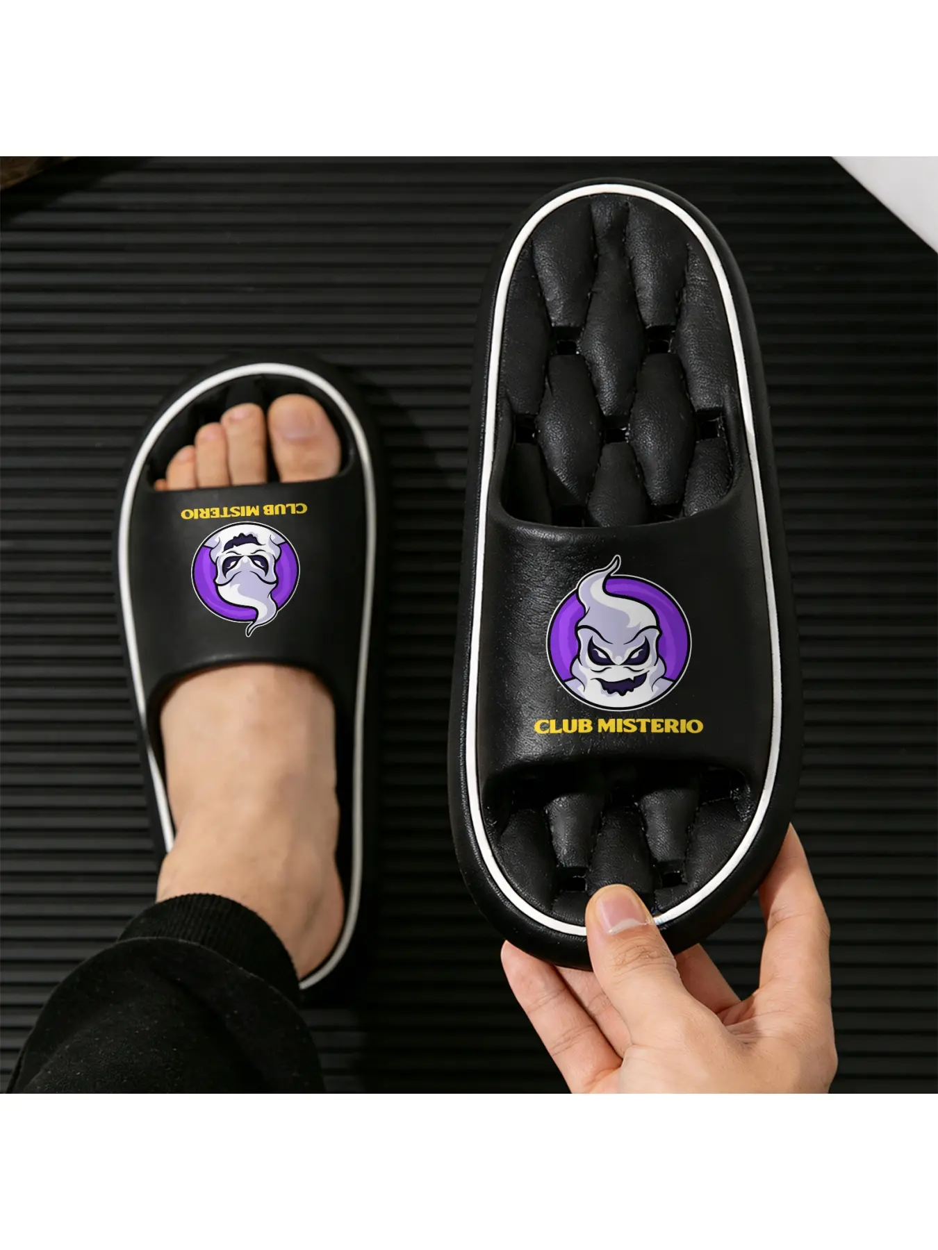 Club Misterio Themed Spooky Ghost Slippers Unisex Indoor And Outdoor Slides Non-slip Soft Sole Bathroom Shower Slippers Trendy Cool Halloween Vibe Slippers Daily Casual Street Wear Slippers Comfortable Footwear Shoe