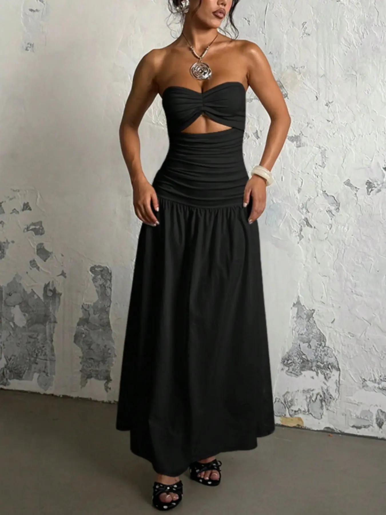 90S Cutout Ruched Strapless Maxi Dress, Twist Bust Bodycon Tube Top Dress, Flowy A-Line Long Dress for Women, A Line Gown, Womenswear Fit, Perfect for Vacation, Beach, Party & Date Night, Trendy Retro & Coquette Style