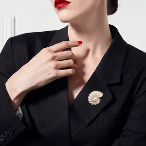 1 pc Elegant Seashell Pearl Brooch for Women, Creative Unique Design Oceanic Pin Accessory, Perfect Gift for Coats and Suits