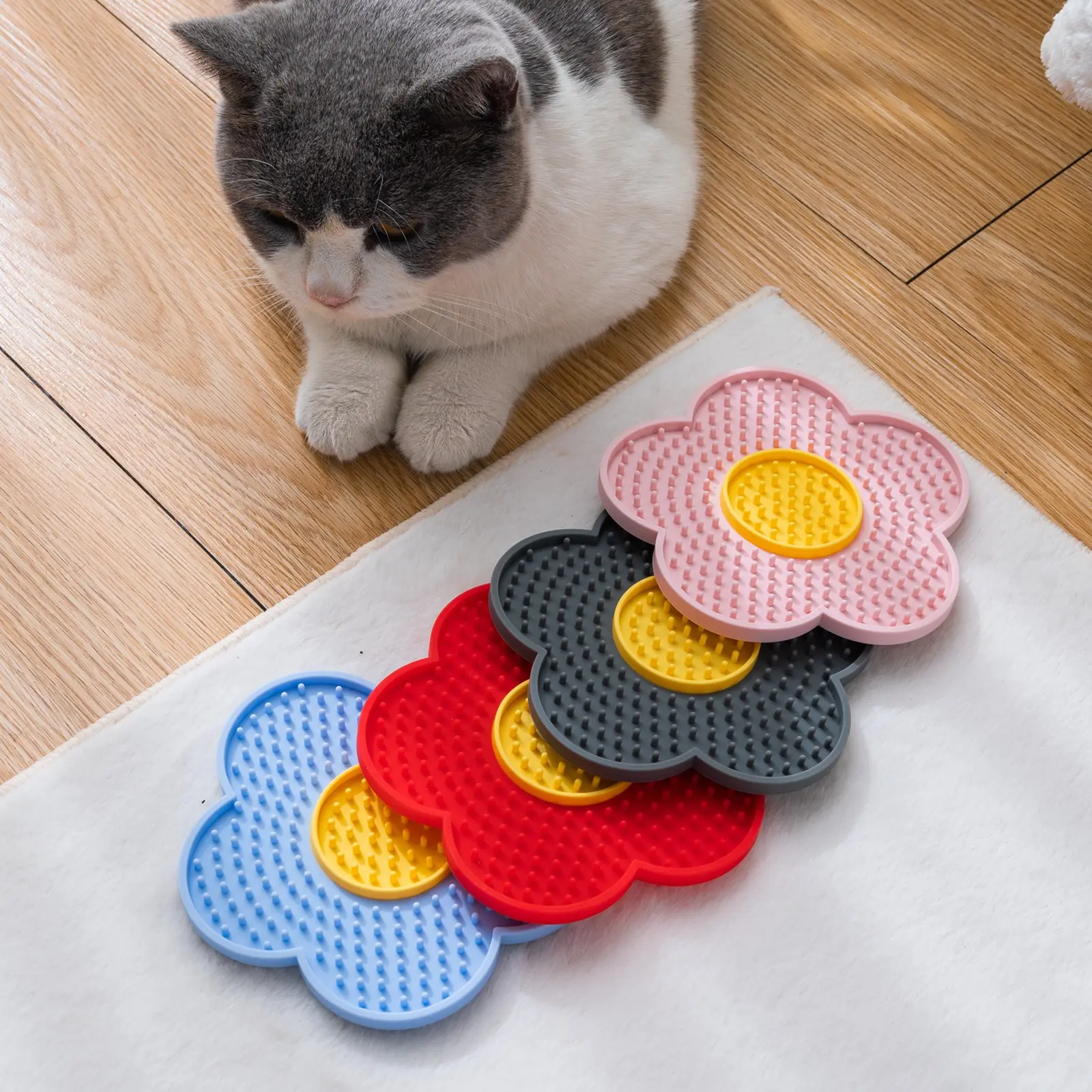 Lovely Flower Lick Mat for Dogs & Cats, Food Slow Feeder with Non-Slip Suction Cups, Anxiety Relief, Dental Health Enhancer, Ideal for Grooming & Bath Time