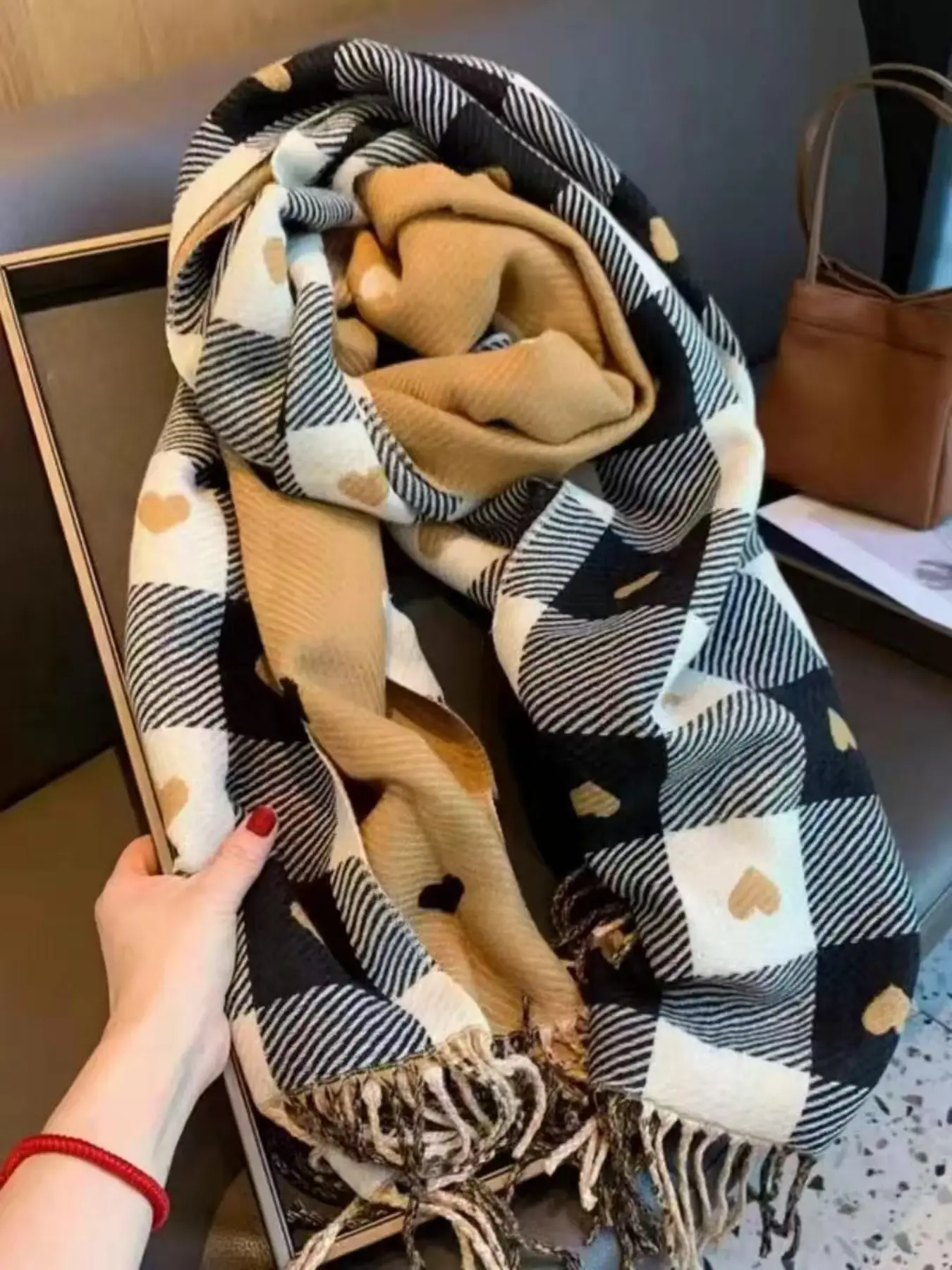 High-Quality Plaid Heart Scarf, Fitted Style, Perfect for Fall & Winter, Elegant and Versatile, Thick and Cozy, Ideal for Autumn and Winter, Checkered Scarf