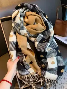High-Quality Plaid Heart Scarf, Fitted Style, Perfect for Fall & Winter, Elegant and Versatile, Thick and Cozy, Ideal for Autumn and Winter