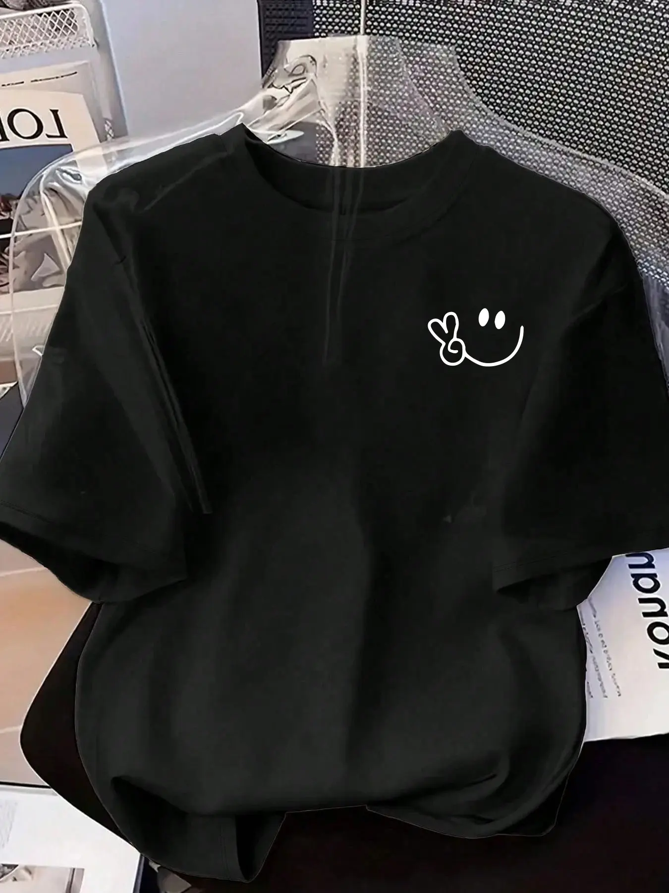 A simple Fitted crew neck T-shirt Tops with a smiley face design, perfect for a casual summer date.