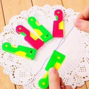 1pc Automatic needle threader - Multi-functional plastic needle threader Sewing machine Thread threader random color