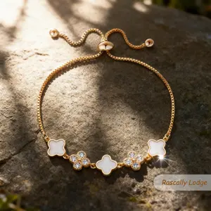 This Korean-style, exquisite and high-end mother-of-pearl flower bracelet exudes a niche and light luxury charm. It is a sweet and versatile accessory for daily use