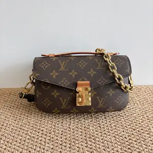 Pre-owned Louis Vuitton LV Mini Mail Messenger Bag — Shoulder/Crossbody Style
