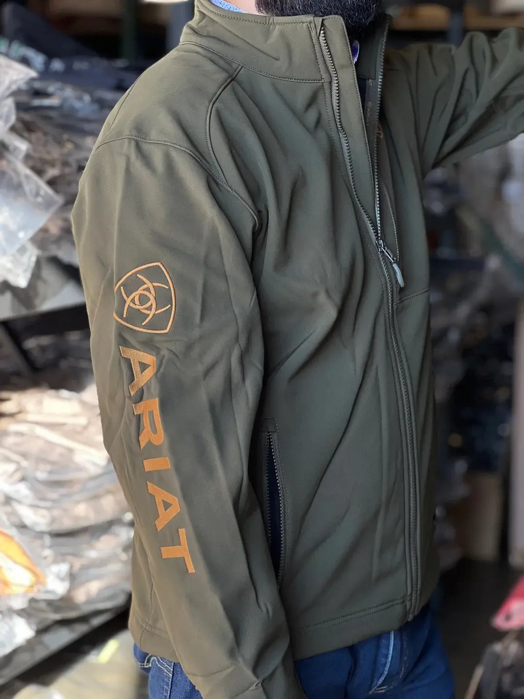 ARIAT LOGO MEN BRINE OLIVE 2.0 SOFT-SHELL JACKET