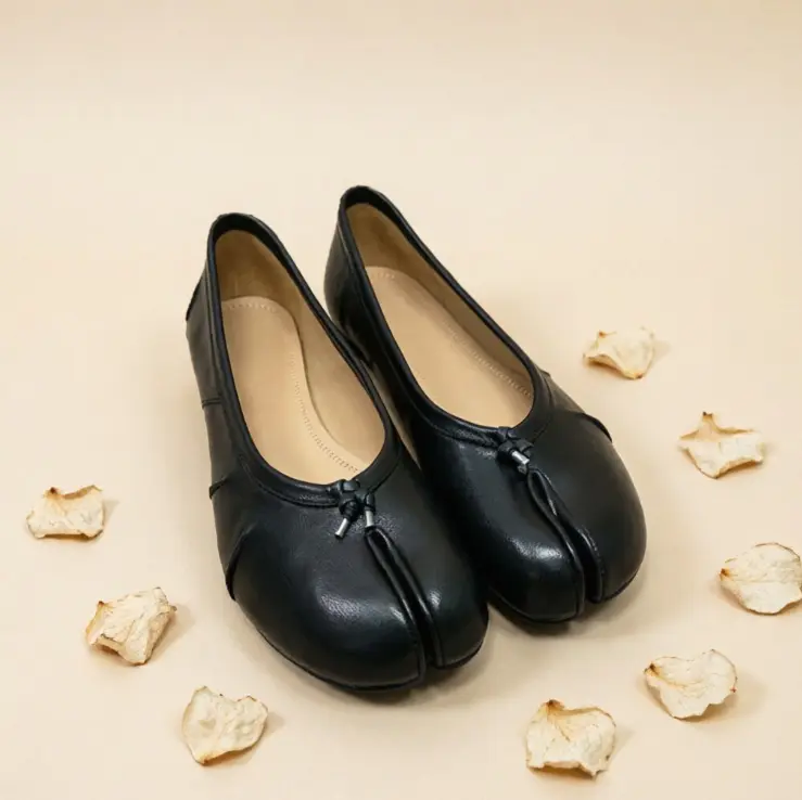 Women’s fashionable ruched round-toe ballet flats with a unique design and soft, flexible rubber sole—casual fashion shoes.