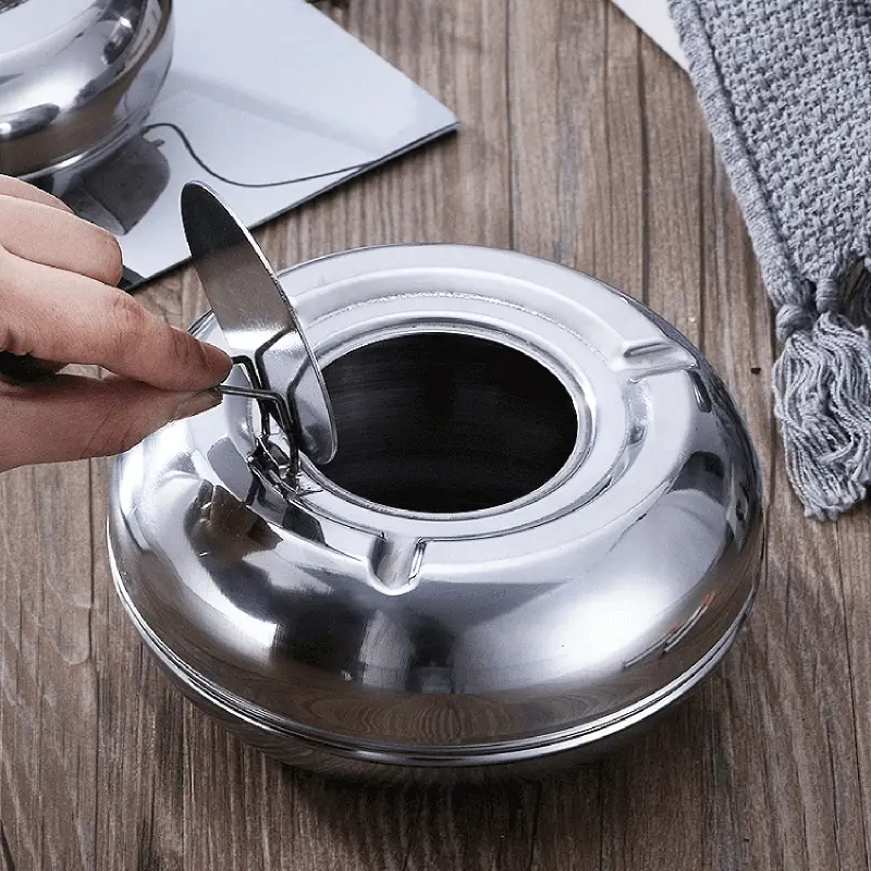 New covered ashtray, detachable outdoor cigarette tray holder, suitable for home bedroom and office desktop decoration.