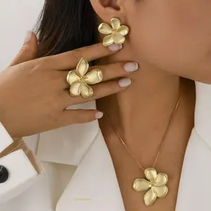 OvalletOoh 3 Pack Retro Flower Jewelry Set, Light Luxury Floral Earrings Ring Necklace