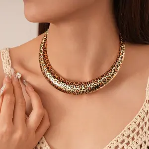 ANDKISS U-Shaped Necklace — The Bold Punk Clavicle Chain That’s Pure Main Character Energy. Western-Inspired, High-End, and Totally Unhinged (In a Cool Way).