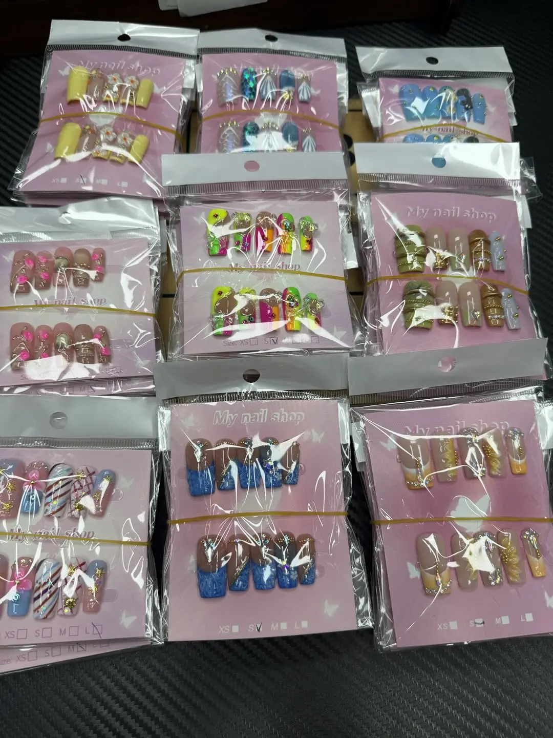 Una(13946)gc.40$ get 20 pairs of random coffin or square shape nails. We have different styles.
