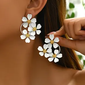 Fashionable OL high-end simple floral earrings, unique plum blossom acrylic design, niche stud earrings for women, suitable for parties and casual wear