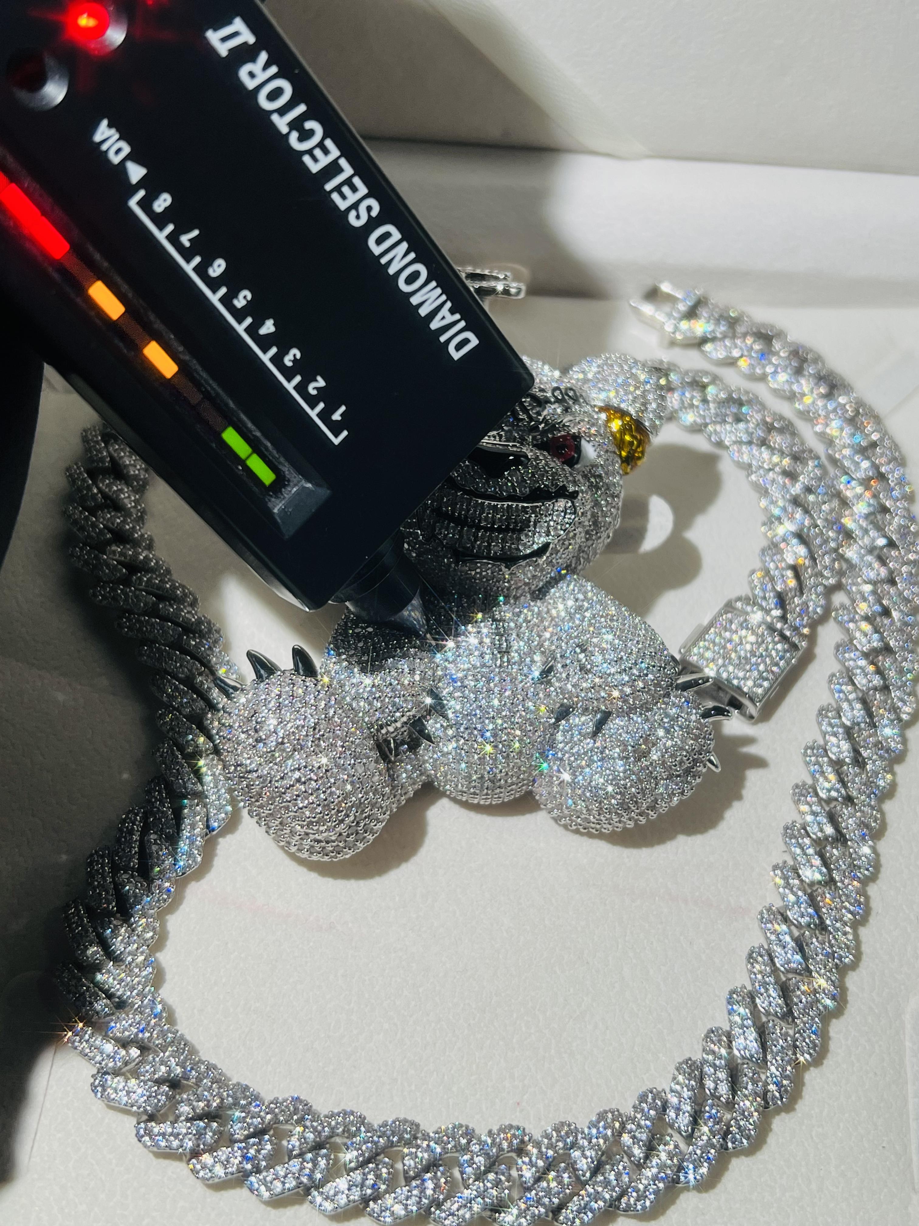 Retro Style Chilled Teddy 3D Luxury Personalized Custom Bear Pendant Silica Diamond Pass Tester Gold-Plated Luxury Pendant Jewelry