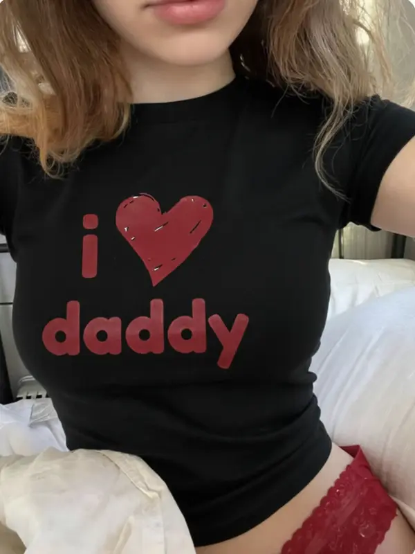 Seductive Coquette Aesthetic Cropped Short Sleeve With Hand-drawn Red Heart Print for Moody Night Street Shooting & Trendy Store Hopping Slim Cotton T-shirt