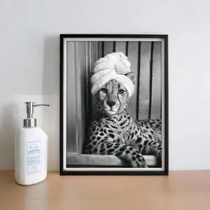 1pc Unframed Cheetah In Bathrobe Turban Funny Art Poster Black White Animal Leopard Bathroom Decor Funky Painting Canvas Print Minimalist Wall Picture For Dorm,Apartment,Living Room,Toilet,Restroom,WC,Modern Home Decoration