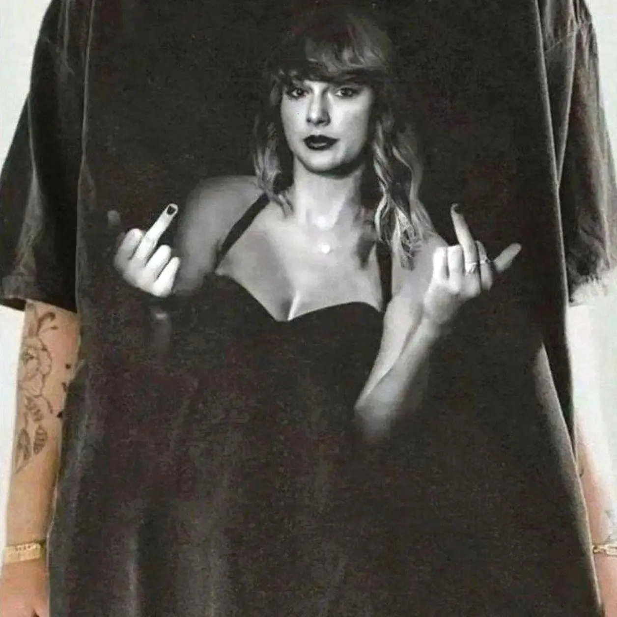 T-Swizzle Middle Finger Shirt, T-Swizzle Shirt, Era Tour Shirt UnisexT-Shirt for Men & Women, Funny Vintage Style, Perfect Nostalgic INZ EWO A3H 1M4 VN0 KIQ N3A