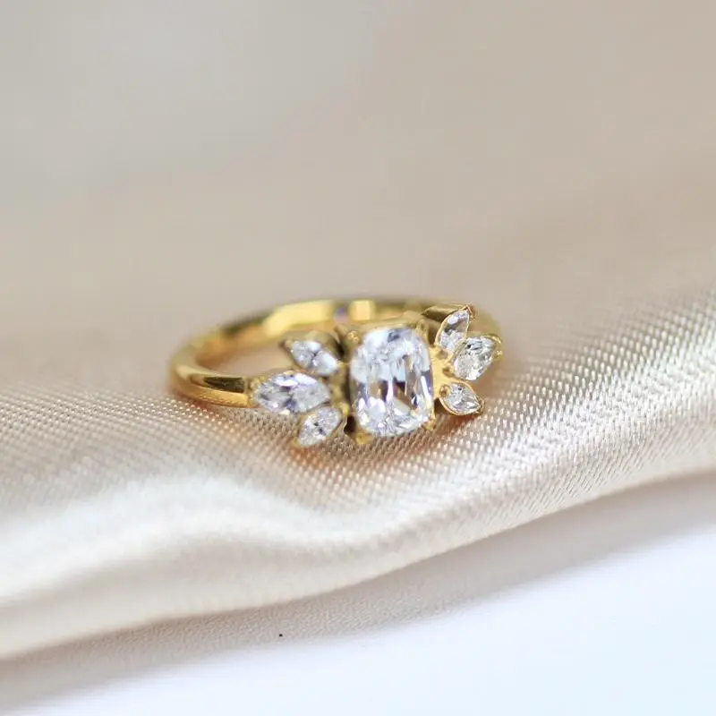 Female 16g Gold Clicker Ring - Titanium Cubic Zirconia Gem Hinged Hoop Earing, 8mm/10mm Hypoallergenic Minimalist Cartilage Piercing Body Jewelry Trendy Accessory, Hoop Piercing Jewelry, Flowers