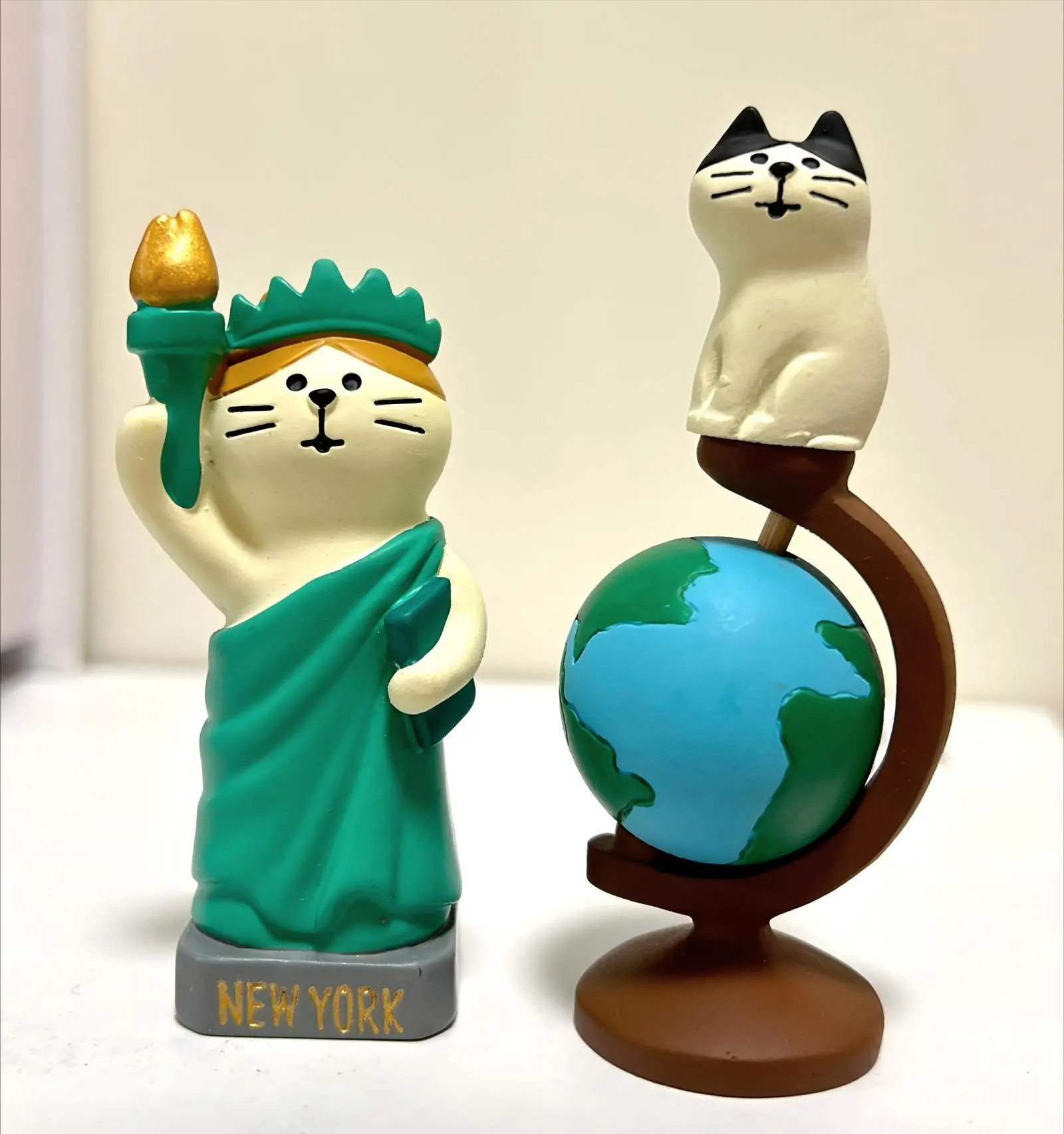 Miniature Liberty and Globe Cat Figurine, Cute Kitty Statues for Shelf/Desk Decor, Funny Gifts for Cat Lovers, New York Souvenir Gift