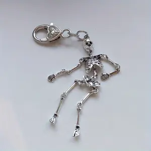 Retro Gothic dark twisted skull keychain pendant personalized skull backpack pendant Halloween fun gift