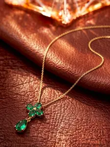 A light luxury style emerald four leaf clover pull-out necklace, with a gold pendant and water droplet pendant, exquisite and dynamic, suitable for various scenarios such as daily commuting, dating, and light business.