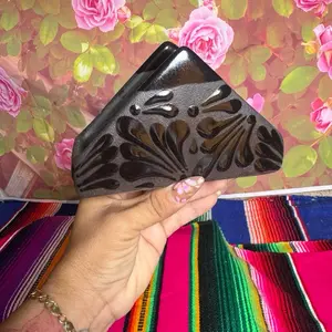 Napkin Cielito Lindo Color Negro - Elegant Black Napkin with Intricate Floral Design for Special Occasions