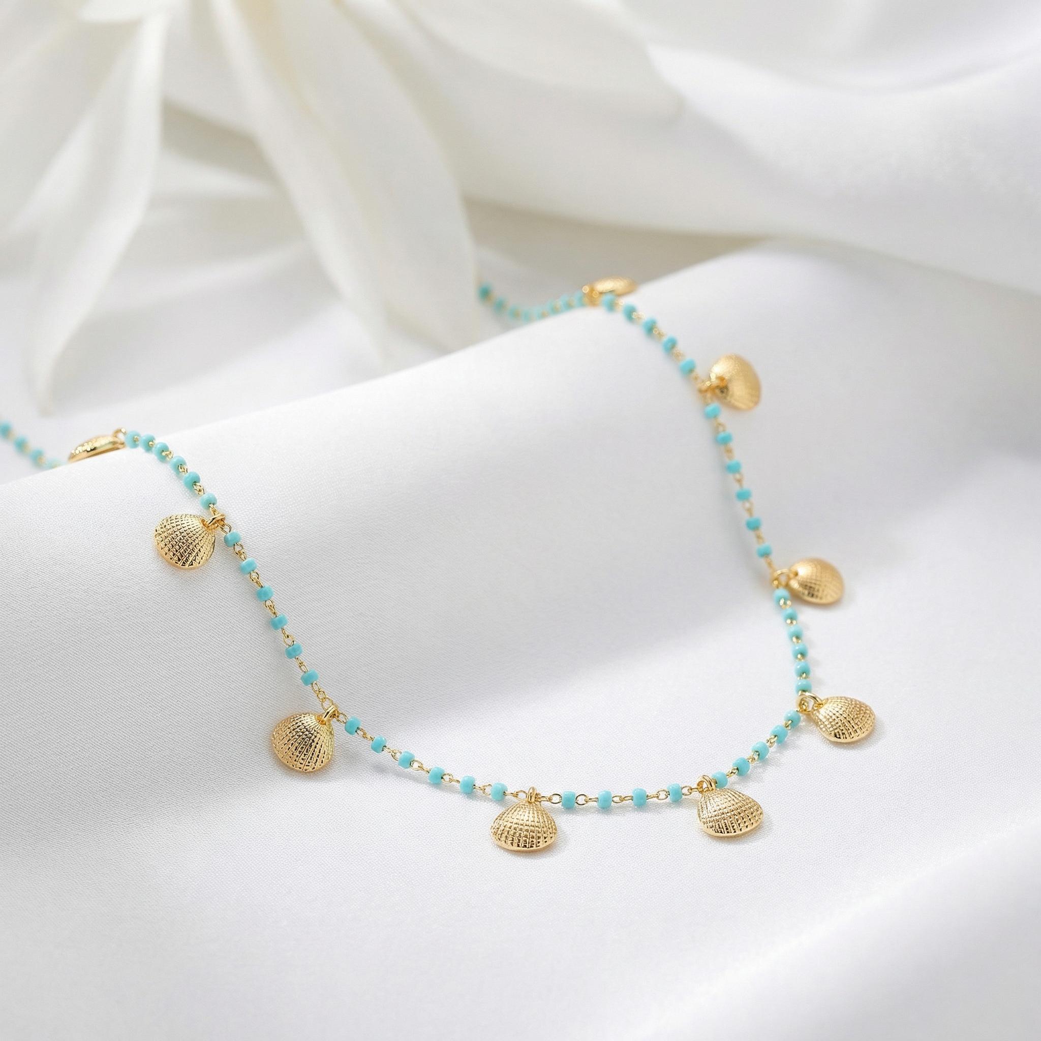 Fettero Golden Laminated Pearl Shell Necklace - Elegant Beachwear Accessory for Women