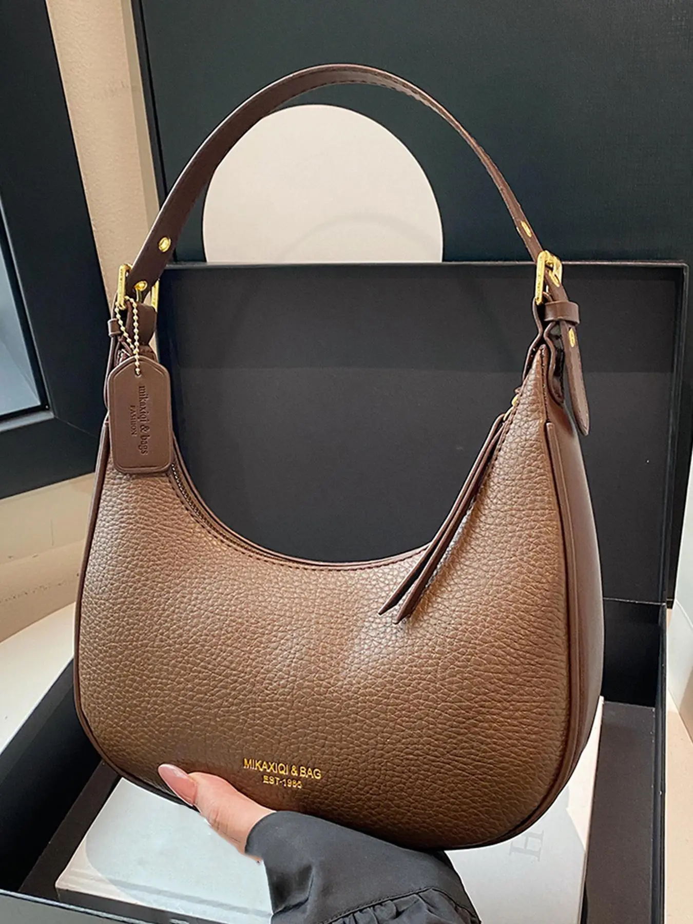 texture dumpling bag, Casual fashion bag, solid color casual women's shoulder bag, Commuter crossbody bag, simple stitching design, classic collocation, practical, suitable for office workers to commute and attend parties