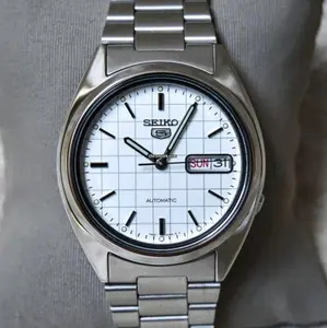New Seiko 5 Automatic watch Silver Stainless Steel day/date Display SNXF05