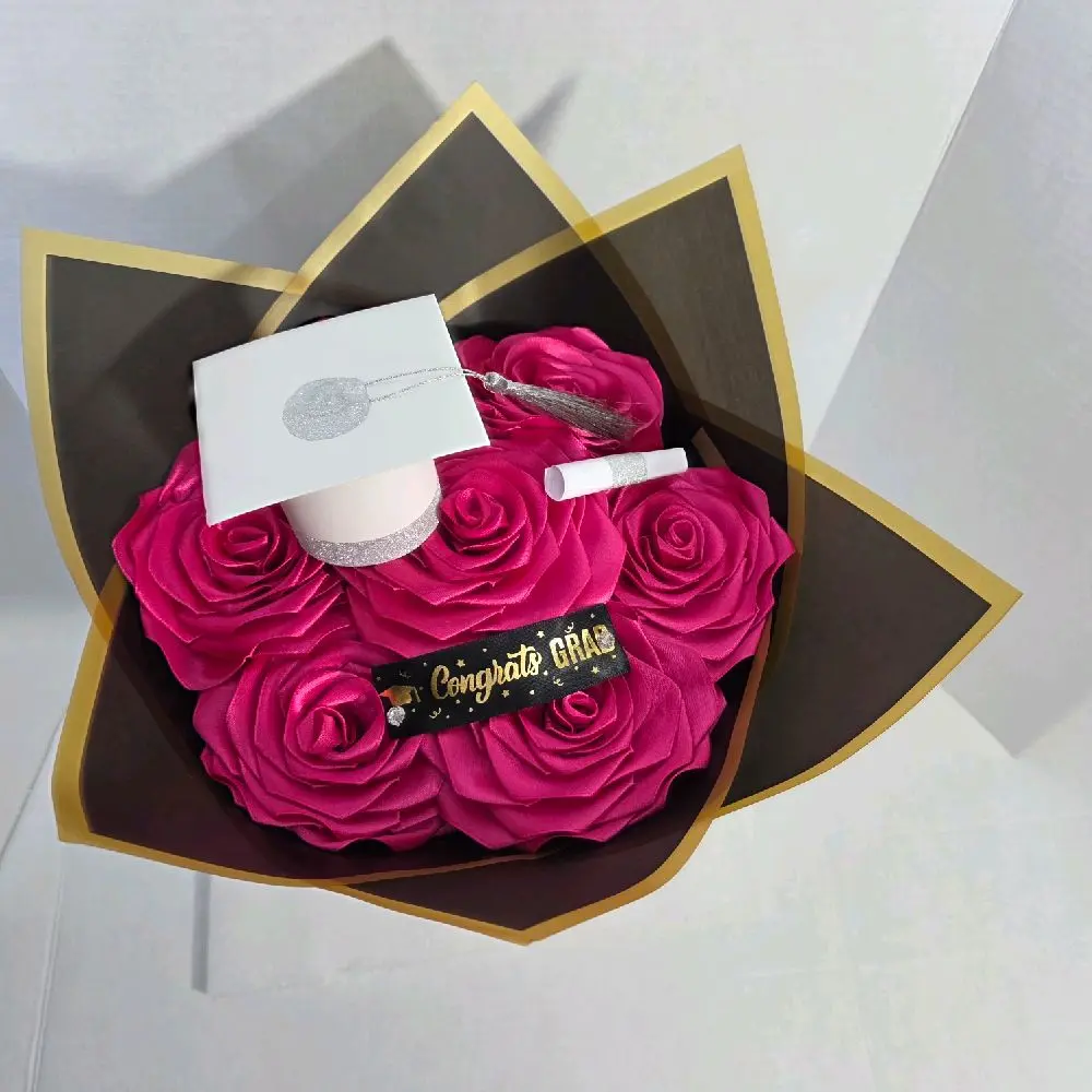 Graduation Gift Bouquet with handmade Eternal Roses. Bouquet de rosas Eternas para Graduación.