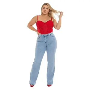 High-rise jeans with heart design High-rise jeans that stylize the figure and enhance the waist. Made of light denim with delicate heart print, ideal for a feminine and modern look. Its straight cut provides comfort and versatility