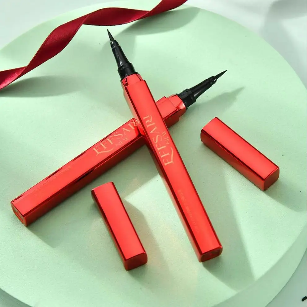 The red eyeliner is quick-drying, waterproof and sweatproof, and does not smudge for a long time