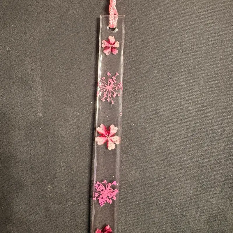 Resin Bookmark with Pink Dried Flowers for Book Lovers and Decorative Accessory bookmarks