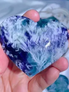 1pc Natural Feather Fluorite Heart, Snowflake Fluorite Palm Stone, Worry Stone, Mineral Samples, Quartz Crystal Palm Stone, Crystal Gift, Ornament, Crystal Carvings, Crystal Crafts for Home Decor, Crystal Collection, Holiday Gifts