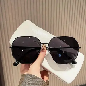 Oversized Square Sunglasses for Travel - UV400 Protection & Anti-Glare, Fashionable Big Frame Design