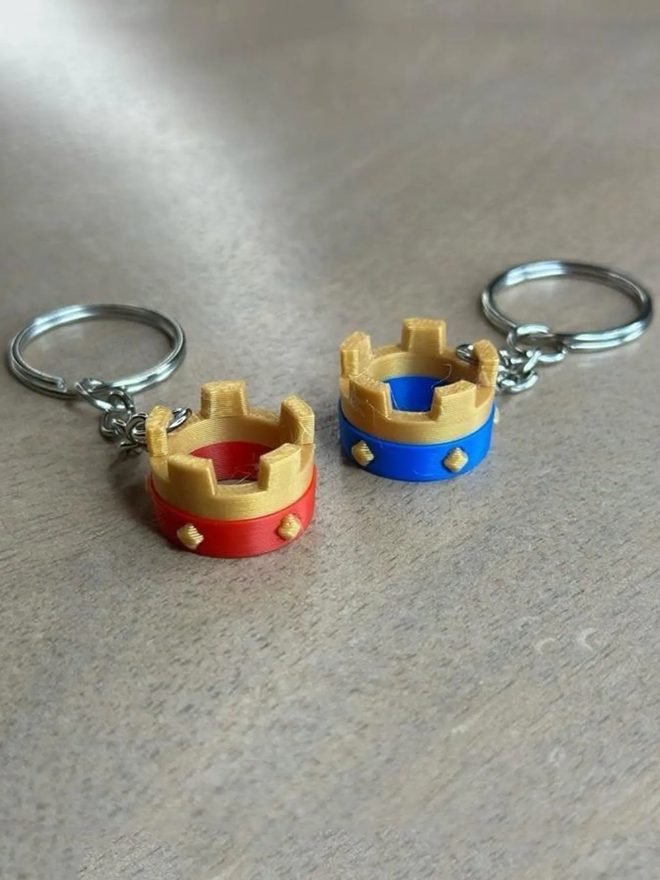 2pcs Clash Crown Keychains Royale - Fun Red and Blue Gold Crowns For Display，Fun and Unique Design, Exclusive Red and Blue Color Scheme, A Perfect Gift for Family Members, Or A Birthday Present. Keychain Set Keychain For Bags