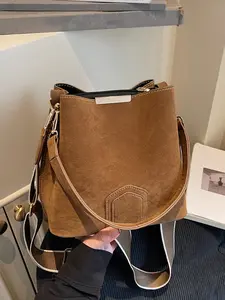 Niche design   fashionable  simple   versatile, one-shoulder messenger bag with retro texture, lazy wind and one-shoulder messenger bag, and personalized bucket bag is suitable for daily commuting, shopping and dating.