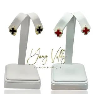 Aretes trébol rojo y negro  elegantes y cómodos