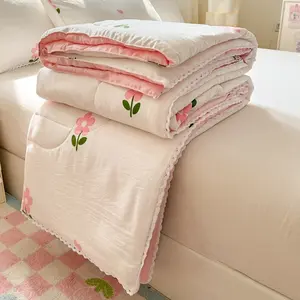 A lightweight summer quilt featuring a charming pink floral pattern—soft, breathable, and perfect for keeping cool. Ideal for use in the bedroom, office, living room, or for general home relaxation during the summer months