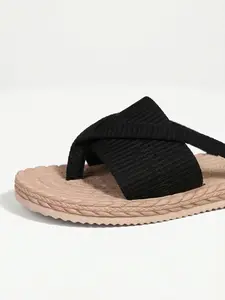 Women's fashionable flip-flops, cross-strap sandals, lightweight and comfortable toe-wearing slippers, casual summer vacation beach shoes