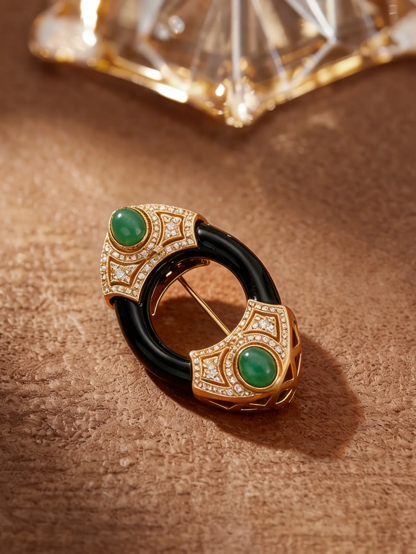 1 fashionable circular emerald shaped brooch, suitable for daily wear, vacation dates, and other occasions, and also a surprising and exquisite small gift.