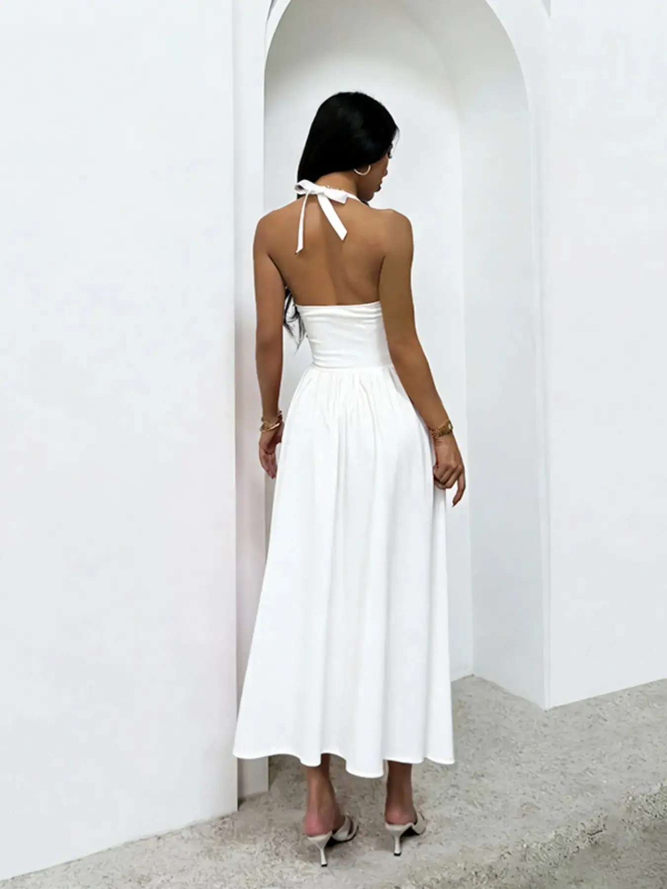 Elegant Halter Neck Sleeveless A-Line Dress, Waist Cinching Design, Perfect for Special Occasions, Stylish and Comfortable Fit, Ideal for Parties and Events, Formal Wear