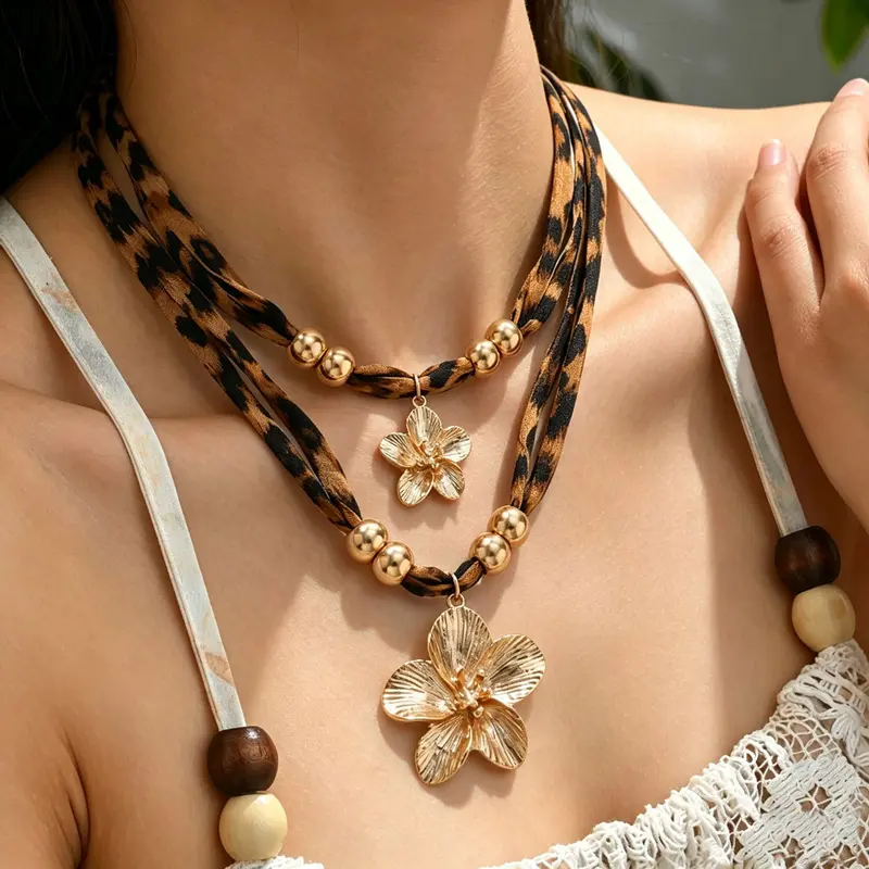 Women's Adjustable 2-Layer Leopard-Print Fabric Choker Necklace - Vintage Gold-Tone Metal Flower Pendant Collarbone Jewelry for Women, Casual Outfits Leopard Charm 2-Strand Necklaces, Two-Layer