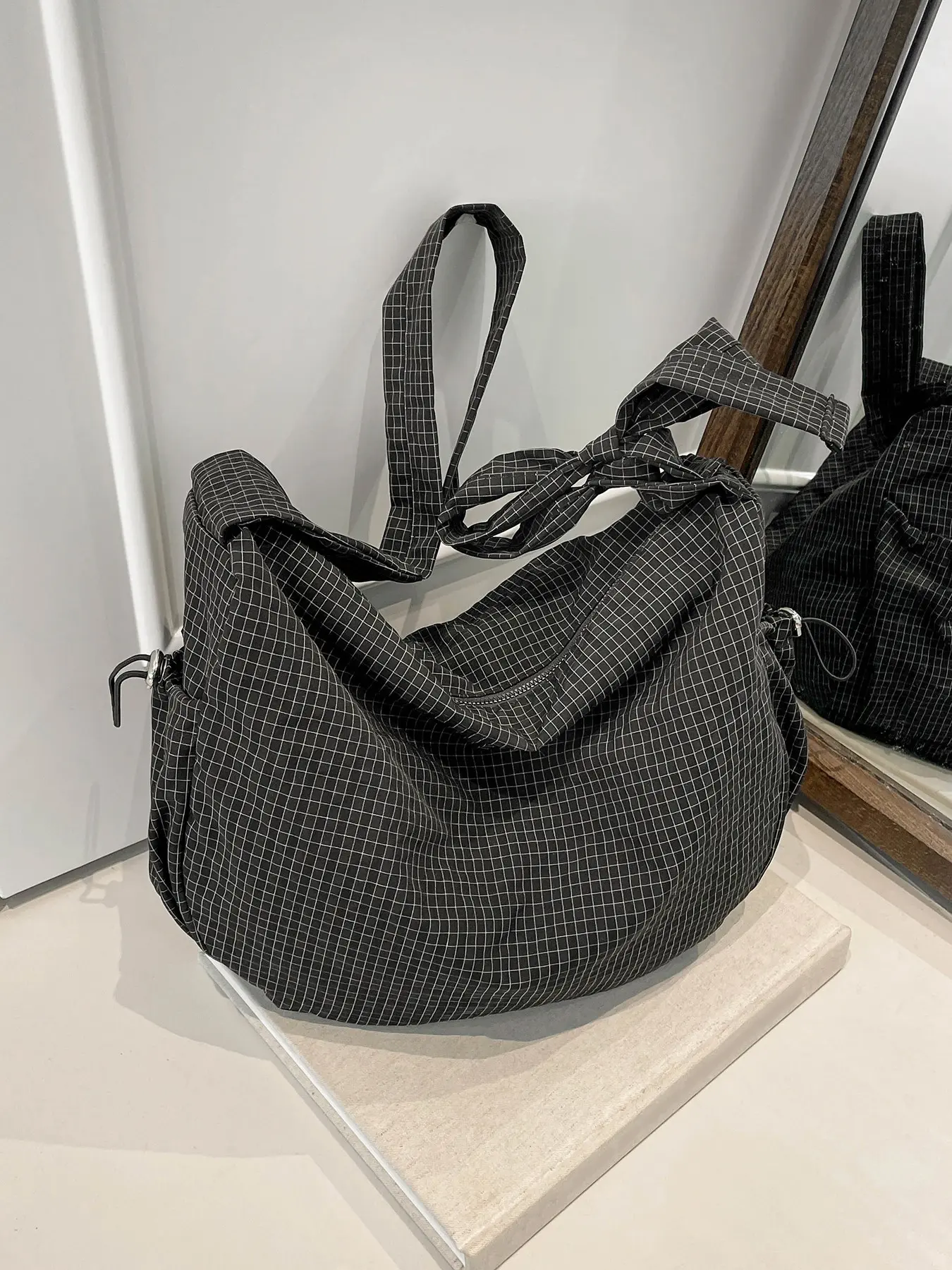 Relaxing atmosphere plaid shoulder bag, retro casual versatile large capacity Commuter crossbody bag, with side pocket drawstring design, can accommodate files, phones, suitable for shopping, parties, commuting