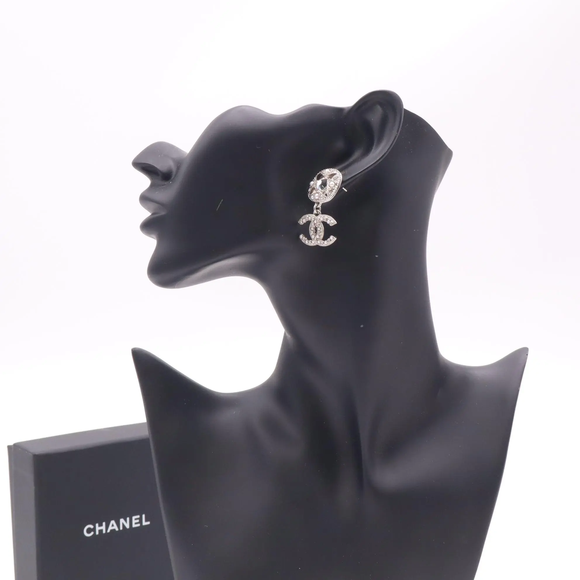 Pre-owned Chanel CC Silver Pearls Crystal Drop Earrings W22496