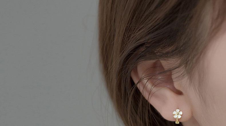 Small daisy flower earrings for women, ins niche design, simple and sweet new earrings