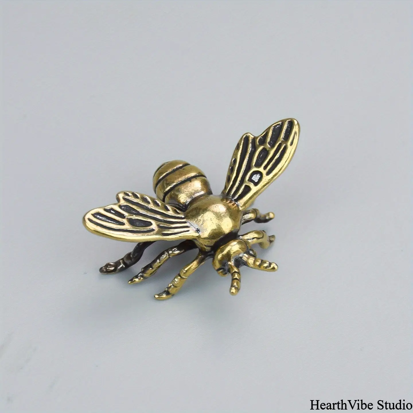 Collector-Grade Solid Brass Bee Ornament, All Seasons Camping Entomology Enthusiasts Desktop Decoration (Sports & Outdoor Hammock Area Accent), Resin Animal Sculptures, Handcrafted, Bee Motif, Desk, Resin Body
