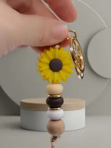 Fashionable and cute sunflower pendant keychain, suitable for daily wear, vacation and dating occasions, and also a surprising and exquisite small gift.