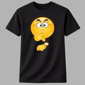 😂⏰【Graphic T Shirt】【Funny T  Shirt】Thinking Smiley Face Graphic T-Shirt – Funny Waiting Emoji Watch Pointing Tee, Unisex Cotton Short Sleeve Shirt, Cute Meme Aesthetic Streetwear Top, Casual Soft Outfit for Men & Women