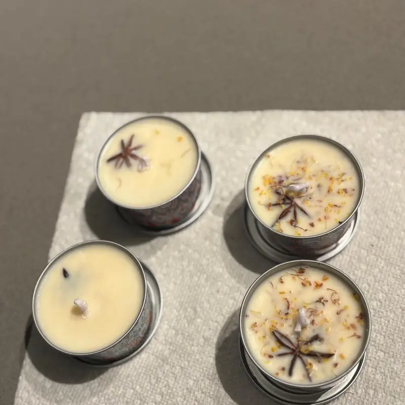 Vela artesanal decorativa aromática con flores secas diseño espiritual